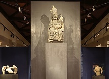 Figura Karola IV wita wchodzących na wystawę.