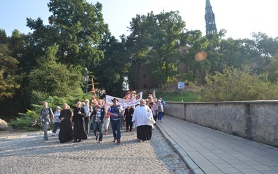 Pątnicy w drodze do Sulisławic