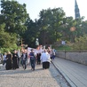 Pątnicy w drodze do Sulisławic
