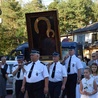 Ikona Czarnej Madonny niesiona przez strażaków w asyście bielanek