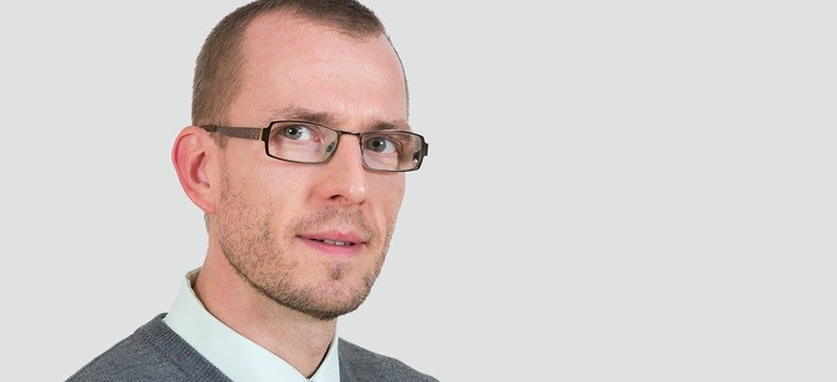 Jej dyskretne spojrzenie nieustannie czuwa
