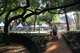 Juliusz powiększył park