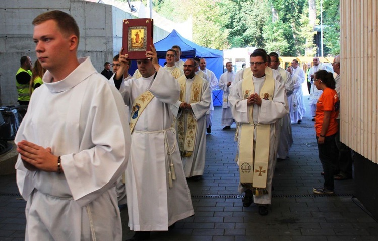 W żywieckim amfiteatrze młodzi rozpoczęli nowy rok formacji - 2016