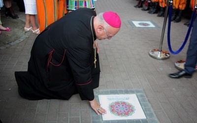 Bp Józef Zawitkowski przy swojej "gwioździe"