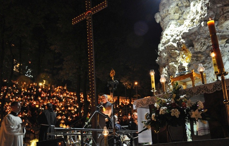 Nabożeństwo ze świecami na Górze Świętej Anny