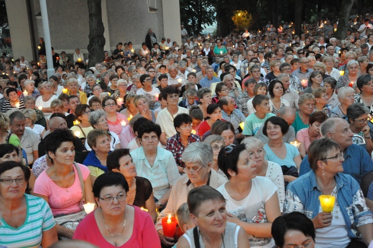 Nabożeństwo ze świecami na Górze Świętej Anny