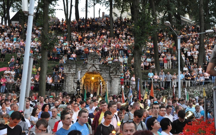 Nabożeństwo ze świecami na Górze Świętej Anny