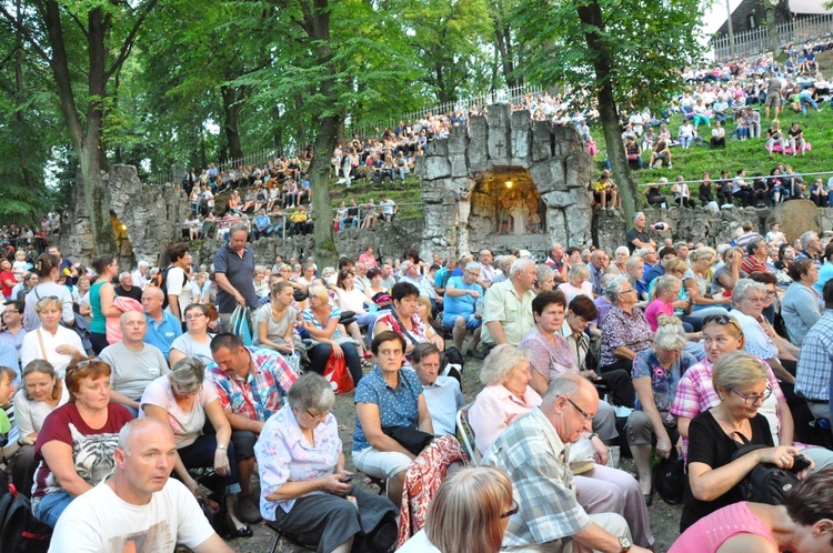 Nabożeństwo ze świecami na Górze Świętej Anny