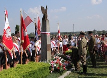 Przed mogiłą żołnierską na cmentarzu w Kozłowie Szlacheckim złożono wiązanki kwiatów