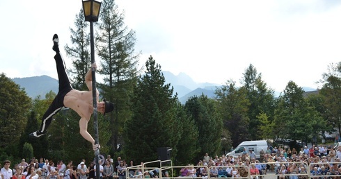 Człowiek z flagą i sarna