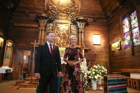 Prezydent Andrzej Duda z żoną Agatą Kornhauser-Dudą w spalskim kościele parafialnym