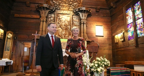 Prezydent Andrzej Duda z żoną Agatą Kornhauser-Dudą w spalskim kościele parafialnym