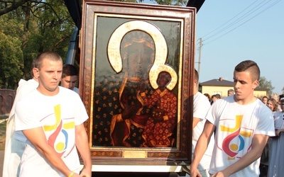 Obraz Matki Bożej niosą uczestnicy Światowych Dni Młodzieży w Krakowie