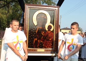 Obraz Matki Bożej niosą uczestnicy Światowych Dni Młodzieży w Krakowie