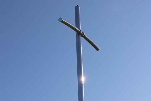 Krzyż na wzgórzu Trzy Lipki góruje nad miastem i został wzniesiony w miejscu starego krzyża, usuniętego podczas II wojny światowej