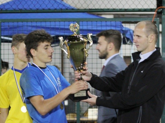 Superpuchar wręczyli: inicjator ministranckich rozgrywek piłkarskich Bosko Cup ks. Marcin Pomper i wójt Jaworza Radosław Ostałkiewicz.
