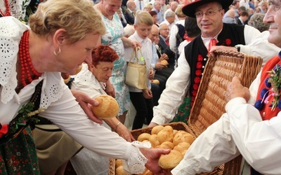 Każdy został obdarowany bułeczkami z tegorocznej mąki