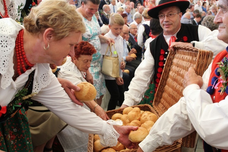 Każdy został obdarowany bułeczkami z tegorocznej mąki