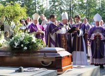 Ceremoniom pogrzebowym przewodniczył bp Jan Zając z Krakowa