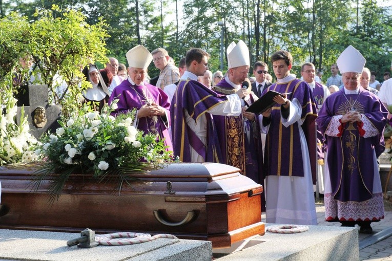Ceremoniom pogrzebowym przewodniczył bp Jan Zając z Krakowa