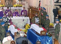 Mszy św. pogrzebowej bohaterów podziemia antykomunistycznego w kościele oo. cystersów przewodniczył bp Henryk Tomasik.