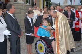 Ks. proboszcz Czesław Paszyński podaje relikwiarz św. Faustyny 