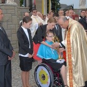 Ks. proboszcz Czesław Paszyński podaje relikwiarz św. Faustyny 