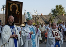 Procesja z obrazem Matki Bożej Częstochowskiej w Guzowie