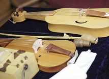 Słuchając dźwięku replik średniowiecznych instrumentów, można usłyszeć muzykę przeszłości.