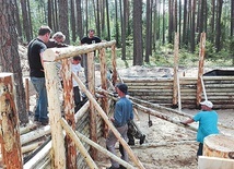 Schron w Puszczy Solskiej członkowie GRH „Wir” odtwarzali na podstawie zachowanych zdjęć Edwarda Buczka, fotografa AK z Biłgoraja.