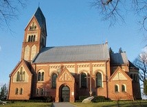 ▼	Kościół w stylu neoromańskim powstał w latach 1906–1907. Salwatorianie przybyli do Bagna w 1930 roku.