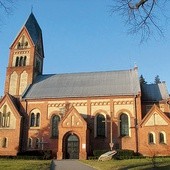 ▼	Kościół w stylu neoromańskim powstał w latach 1906–1907. Salwatorianie przybyli do Bagna w 1930 roku.