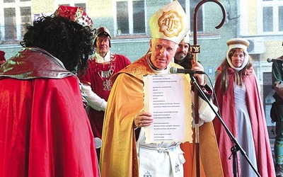 W roli papieża Jana XV wystąpił bp Ignacy Dec.