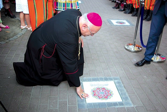 ▲	Bp Józef Zawitkowski przy swojej gwioździe.