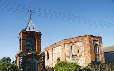 ▲	Jedyny w Polsce chłopski kościół, po którym pozostały tylko gołe mury.