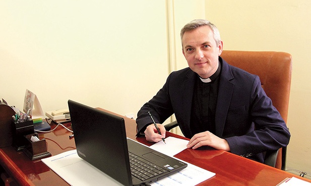 Ksiądz Piotr Karpiński, dyrektor skierniewickiego Klasyka.