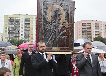 ◄	Powitanie obrazu w parafii Świętych Cyryla i Metodego w Żyrardowie. Wiernych nie odstraszył deszcz.