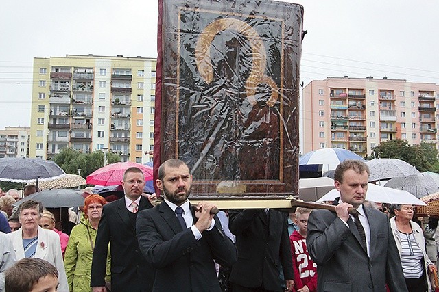 ◄	Powitanie obrazu w parafii Świętych Cyryla i Metodego w Żyrardowie. Wiernych nie odstraszył deszcz.