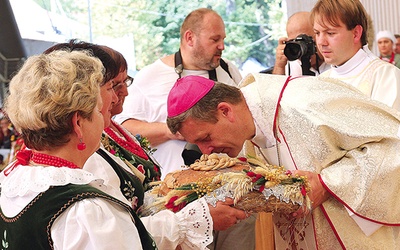 Bp Roman Pindel przyjmuje dary przyniesione przez gospodarzy z całej diecezji.