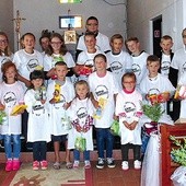 Diakoni ze swoimi młodymi przyjaciółmi – Polakami mieszkającymi na rumuńskiej Bukowinie.