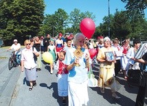 ▲	Wierni nieśli relikwie świętych i błogosławionych.