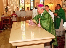 ▲	Ołtarz i kościół poświęcił ordynariusz sandomierski.