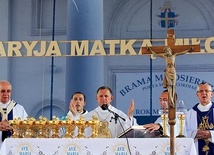 Przy ołtarzu (od lewej): abp Stanisław Budzik, metropolita lubelski, abp Mieczysław Mokrzycki i bp Mieczysław Cisło.