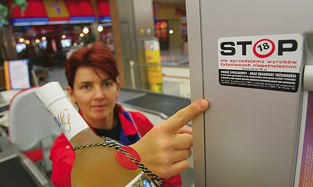 Zgodnie z art. 208 Kodeksu karnego sprzedaż i udostępnianie alkoholu nieletnim jest przestępstwem. 
