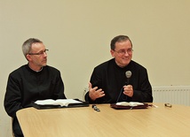 O tym, jak modlić się słowem Bożym, mówili (od lewej) ks. Joachim Stencel i ks. Krzysztof Wons. 