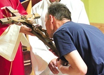 Peregrynacja wielkopiątkowego krzyża św. Jana Pawła II w noclegowni dla bezdomnych mężczyzn we Wrocławiu.