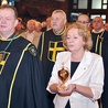 ▲	Janusz i Urszula Gajewscy wnoszą relikwie św. Urszuli Ledóchowskiej do kościoła pw. Ducha Świętego w Koszalinie.