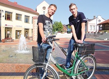 Marcin i Jacek na Placu Farskim w Lędzinach, gdzie ma się odbyć festyn po Pikniku Rowerowym.