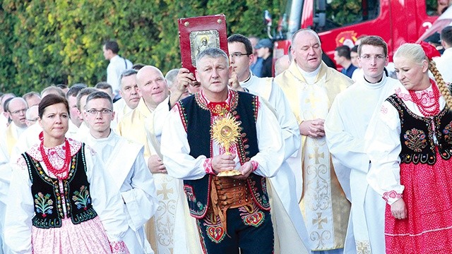 ▲	W procesji do kościoła niesione były relikwie św. Stanisława Papczyńskiego.