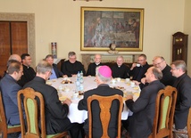 Abp Wiktor Skworc na spotkaniu z nowo mianowanymi proboszczami
